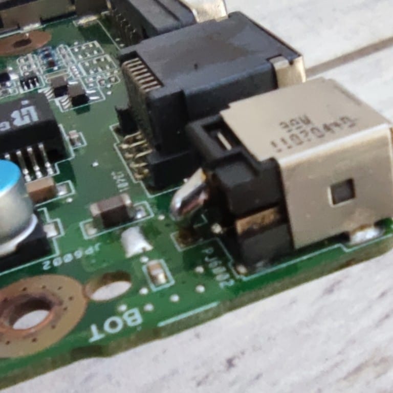 Dépannage informatique à Pontivy – réparation PC portable - soudure connecteur de charge